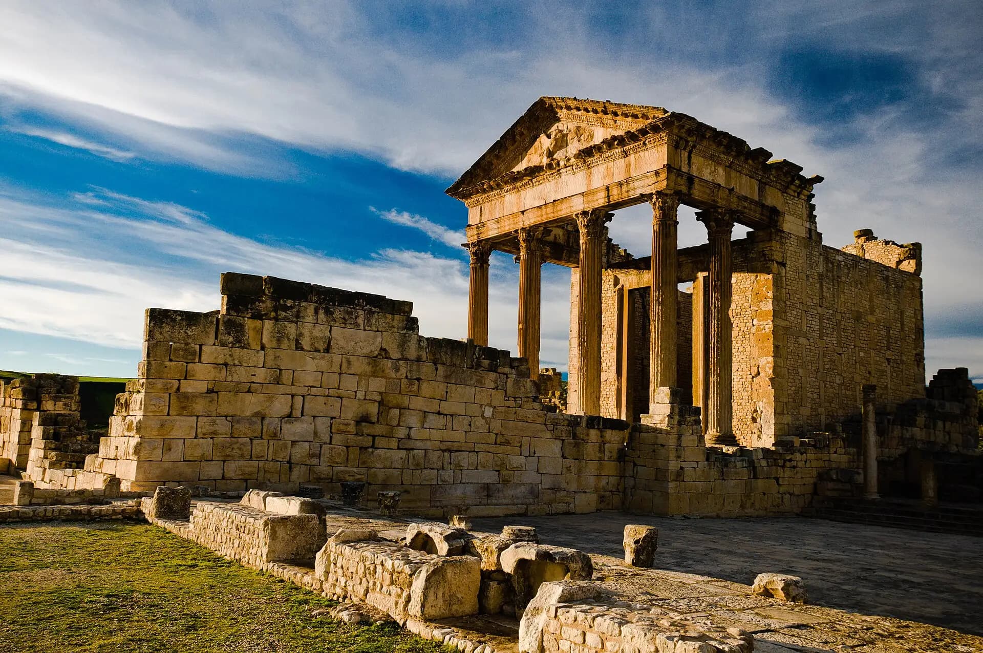 Le capitole romain de Dougga près de Farm El Baya