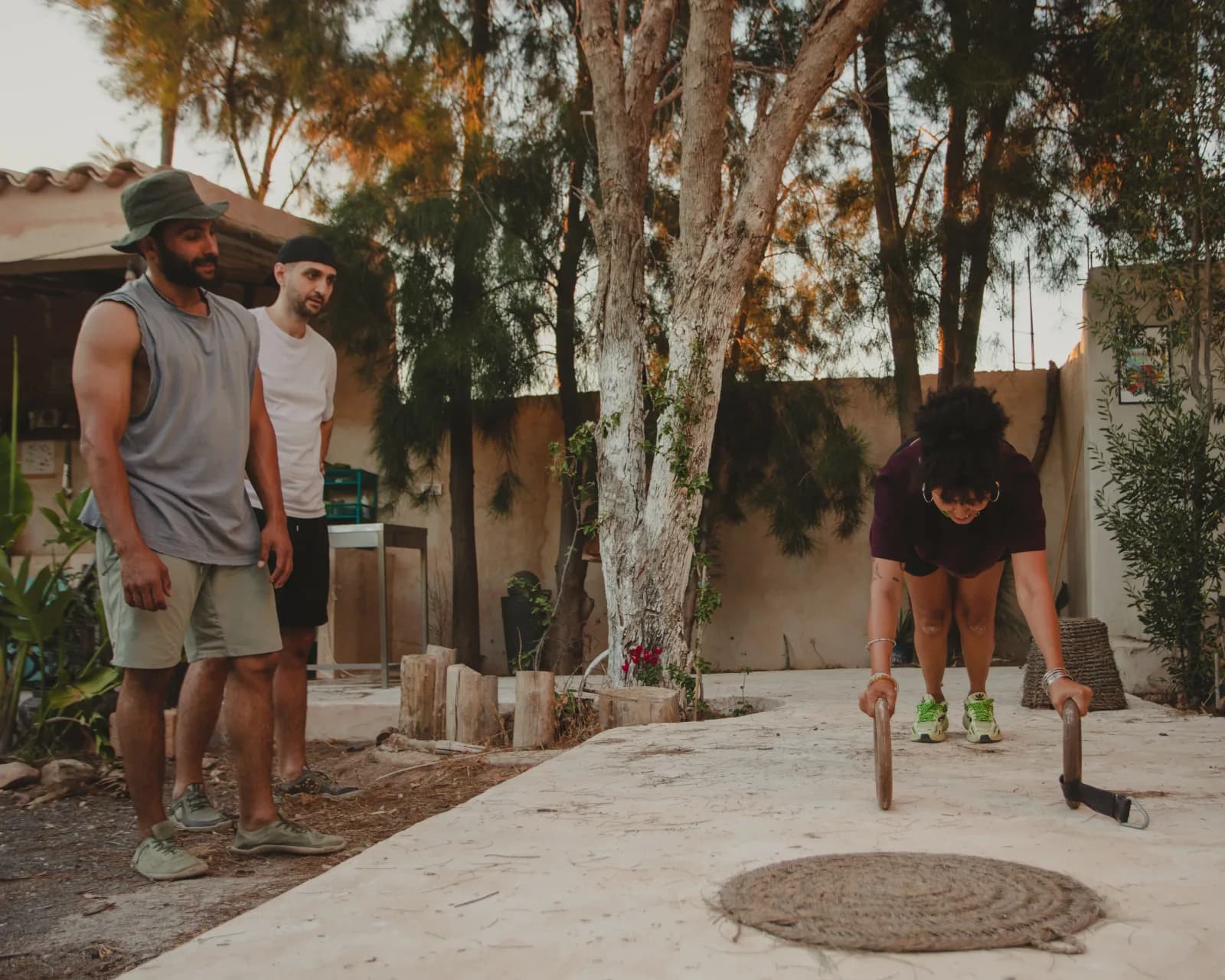 Une fille fait des pompes pendant une séance d'entraînement à Farm El Baya